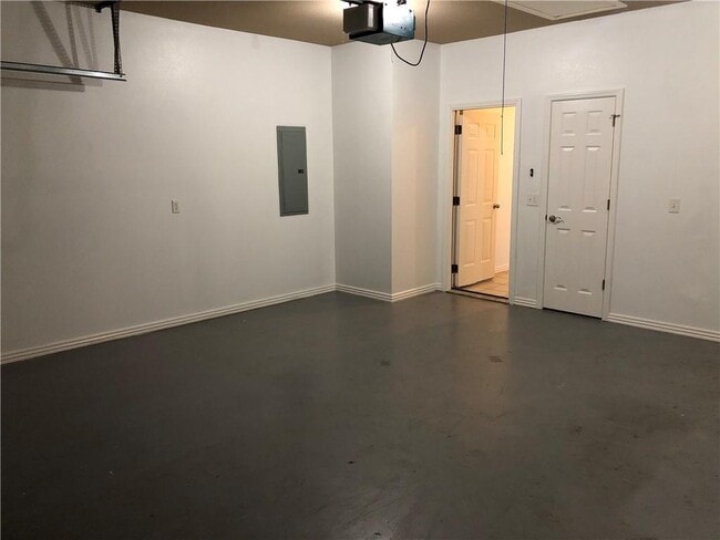 Building Photo - 3204 SW Windrift Ave