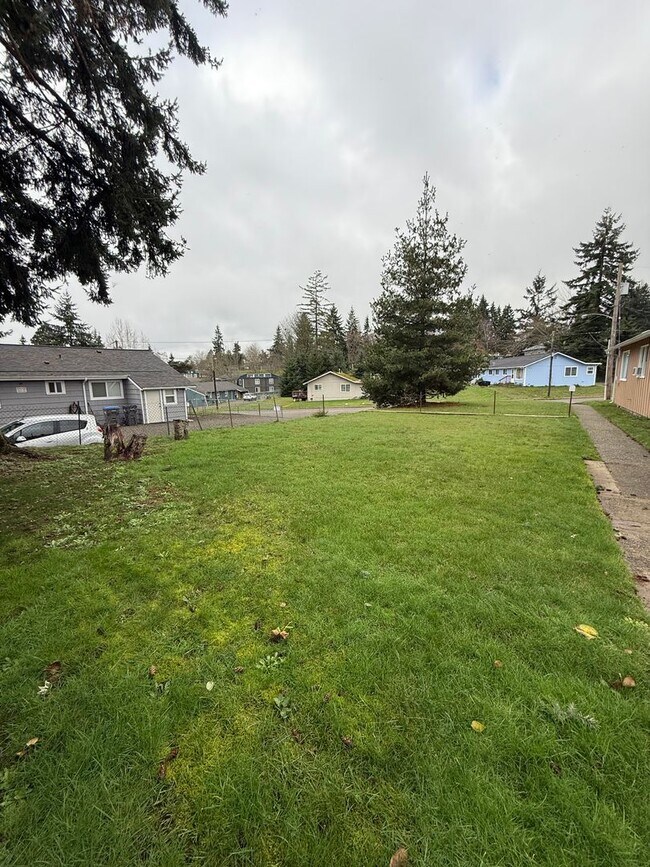 Building Photo - Duplex unit close to Olympic College.