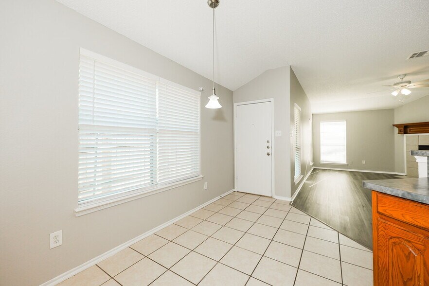 Building Photo - 829 Clear Creek Dr