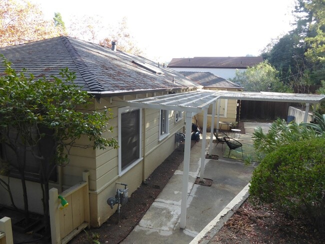 Building Photo - TWO BED / 2 BATH HOME WITH BONUS ROOM ON W...