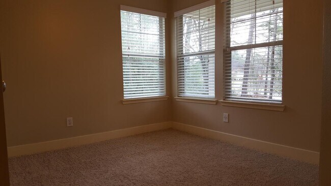 Building Photo - Hailey's Manor