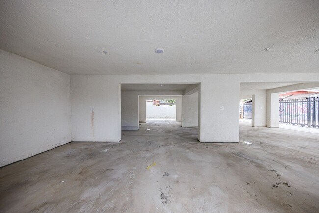 Building Photo - 946 E 21st St