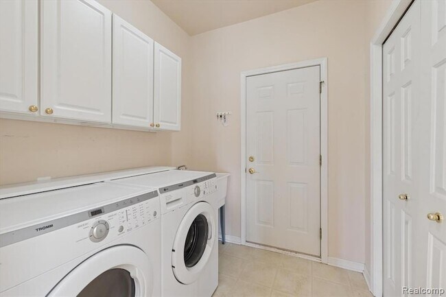 Building Photo - 48551 Oak Bridge Dr