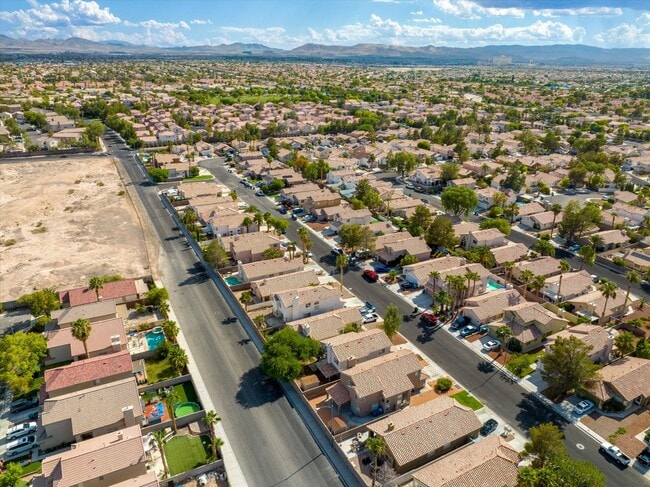 Building Photo - SE!!  Windmill and 215!! Newly remodeled!! All Tile Floors down stairs!! Low Maintenance Desert L...