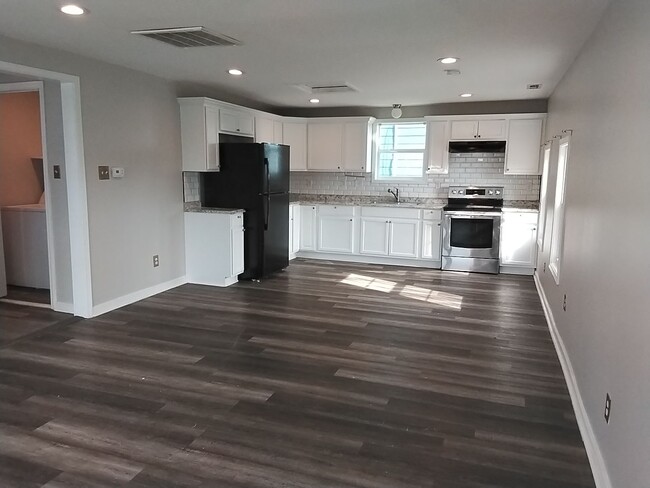 Building Photo - Cozy 2 Bedroom Bungalow in the Swansboro A...