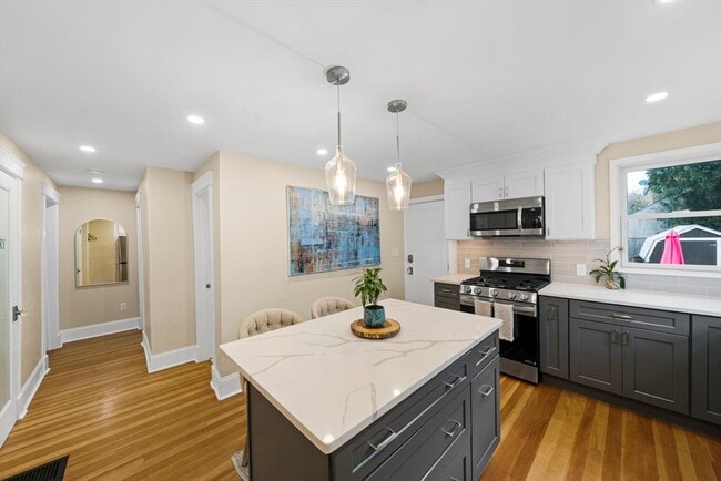 Building Photo - 57 Cook St