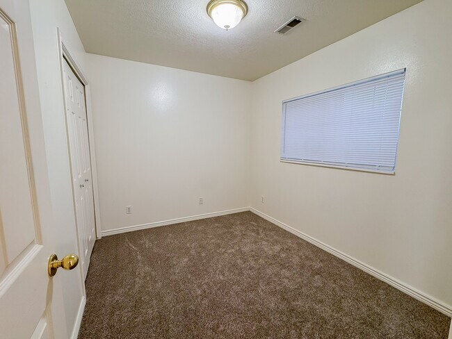 Building Photo - 1611 N Grandview Ln