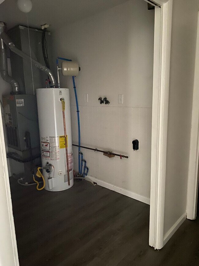 Building Photo - LIMITED TIME**NO APPLICATION FEE**1/2 OFF ...