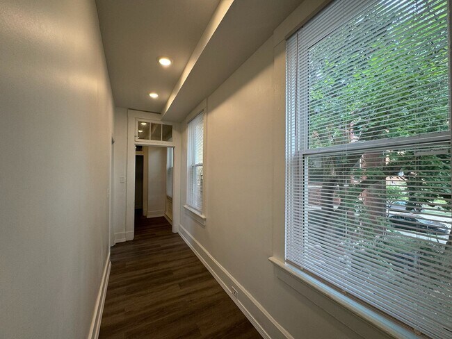 Building Photo - 7 Bed/3 Bath Mins. from UC Campus $750/pp ...