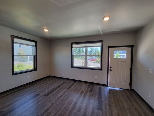 Building Photo - 3 Bedroom, 2 Bathroom Home in Priest River