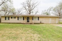 Building Photo - 3 Bed | 2.5 Bath in Oologah!
