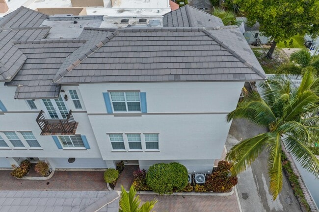 Building Photo - 285 SE 6th Ave