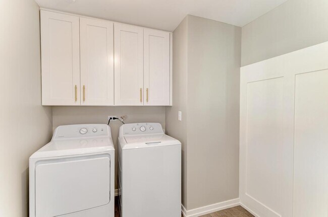 Building Photo - 935 Elmwood Ln