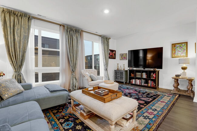 Building Photo - 1200 Lakepointe Dr