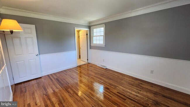 Building Photo - 318 Oakwood Ave