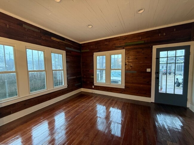 Building Photo - Home For Rent