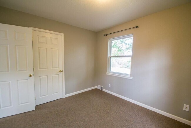 Building Photo - 2887 Moorhead Ave