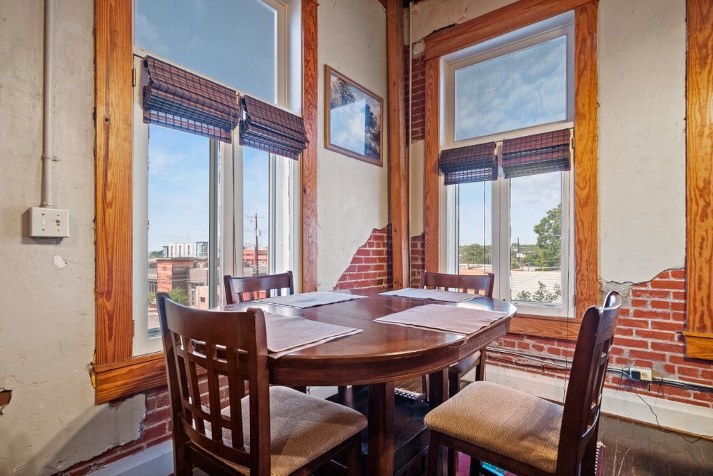 Dining area - 202 E San Antonio St