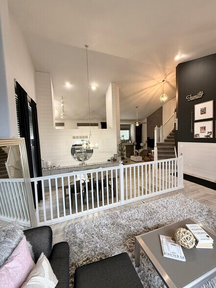 Building Photo - 562 E 133rd Ct