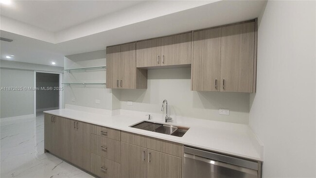 Building Photo - 6039 Collins Ave