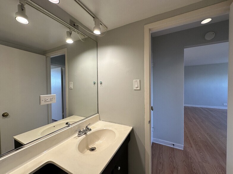 Building Photo - 450 W Wellington Ave