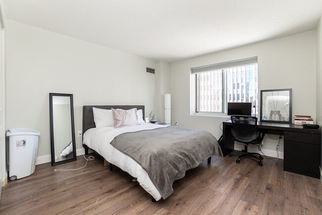 Building Photo - 8 - 10-10 Museum Way