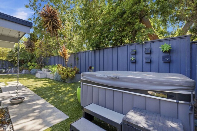 Building Photo - Beautifully Remodeled, Furnished 3 Bed + Office, 2 Bath Home- Available Short Term Only!