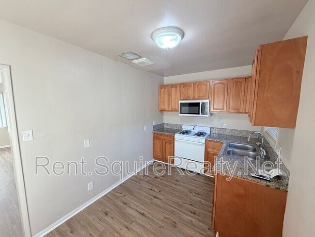 Building Photo - 902 N Angeleno Ave