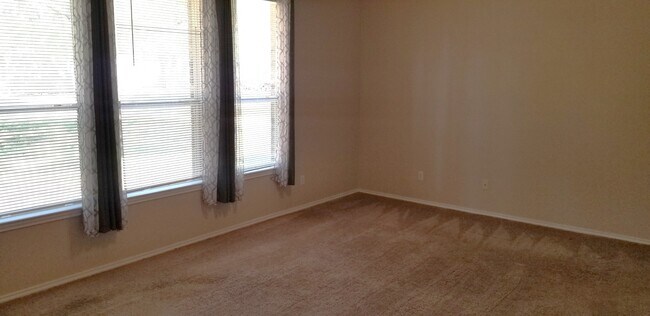 Building Photo - 619 Rolling Hills Dr