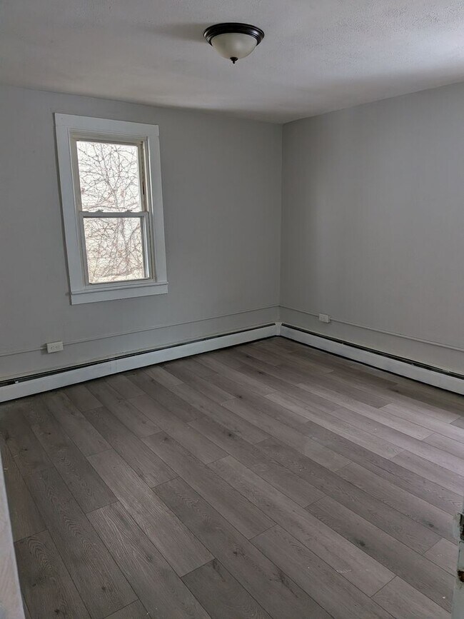 Building Photo - 921-923-923 Lonergan Pl