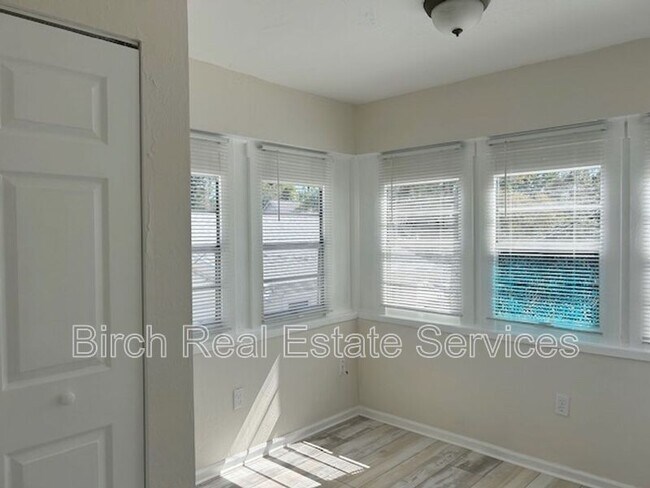 Building Photo - 837 10th Ave N