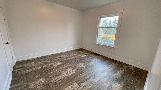 Building Photo - Country Living Home On Over Half An Acre! ...