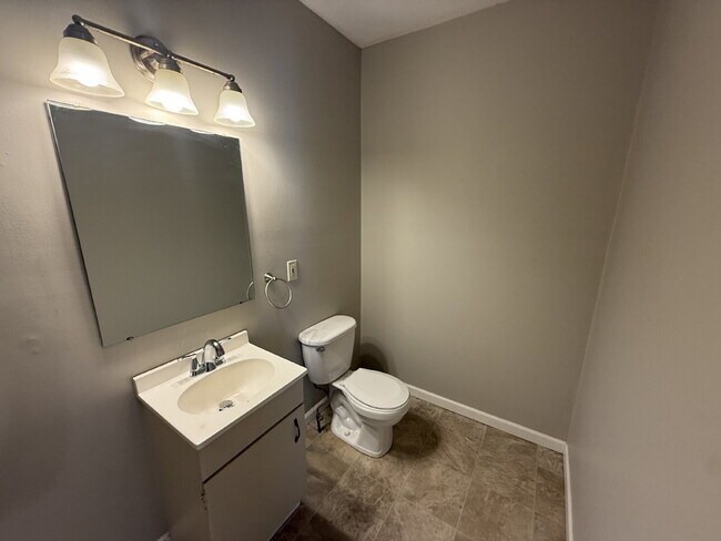 Building Photo - Westside 3 Bedroom Upper Apartment