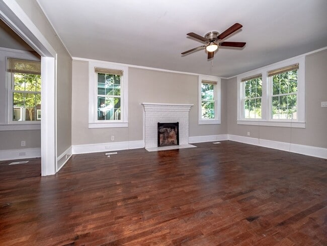 Building Photo - Oversized Renovated Downtown Cottage