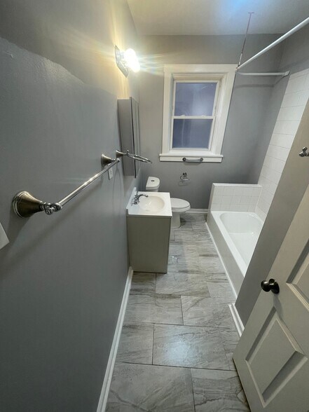 Building Photo - 2118 E 68th St