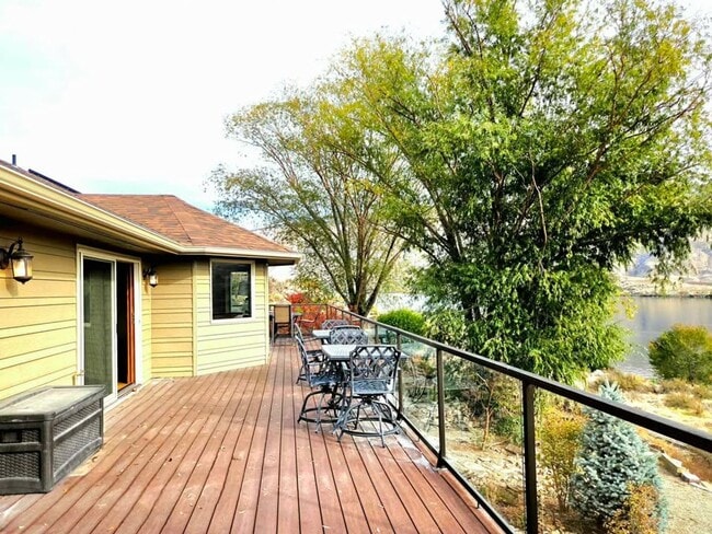 Building Photo - Gorgeous 4 Bed, 3 Bath Home w/ STUNNING RIVER FRONT VIEWS!!