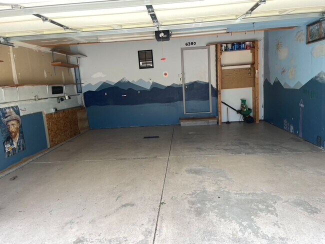 Building Photo - Spectacularly HUGE 6BD Home with Panoramic...