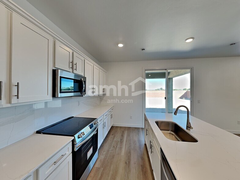 Building Photo - 8225 S 21st Dr