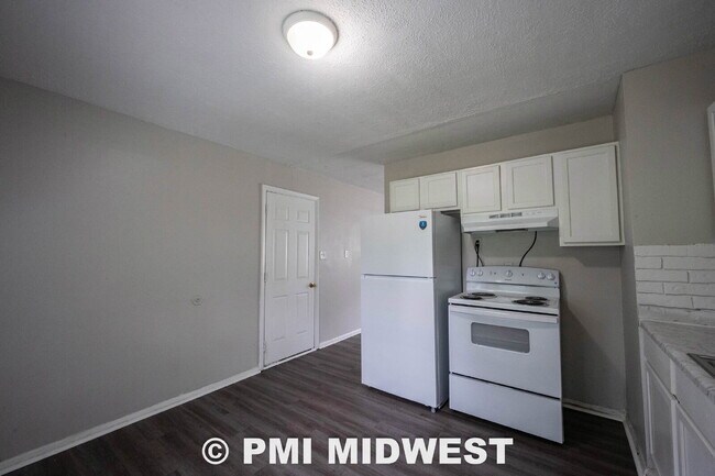 Building Photo - "Charming 3-Bedroom Home in Indianapolis with Modern Comforts!"