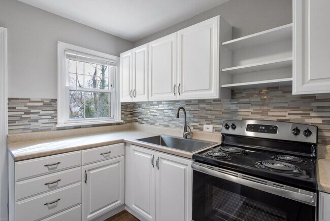 Building Photo - ADORABLE BUNGALOW IN LAKESIDE