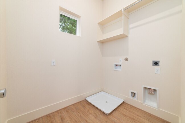 Building Photo - 861 Rachel St