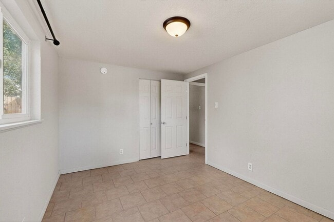 Building Photo - NE 3 bedroom 1 bath 1348/sf