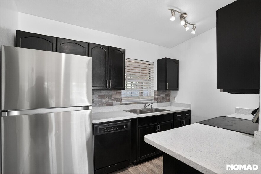 Building Photo - 441 E 5th St