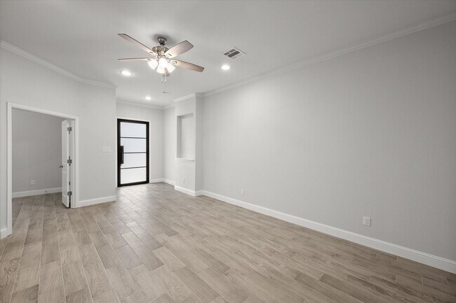 Building Photo - Luxury Arlington Townhome - Gated Community