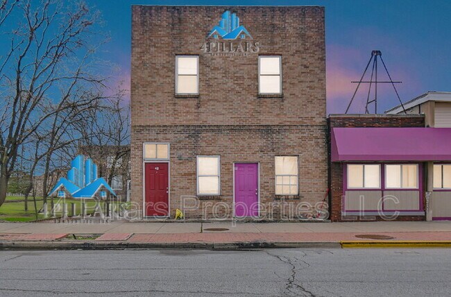 Building Photo - 803 E Chicago Ave