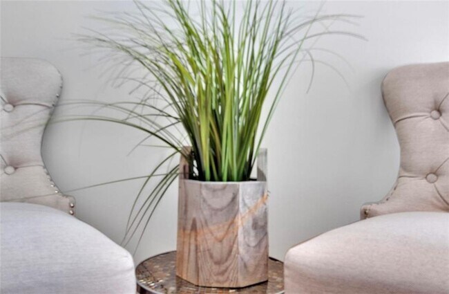 Building Photo - 2411 Huntingdon Chase