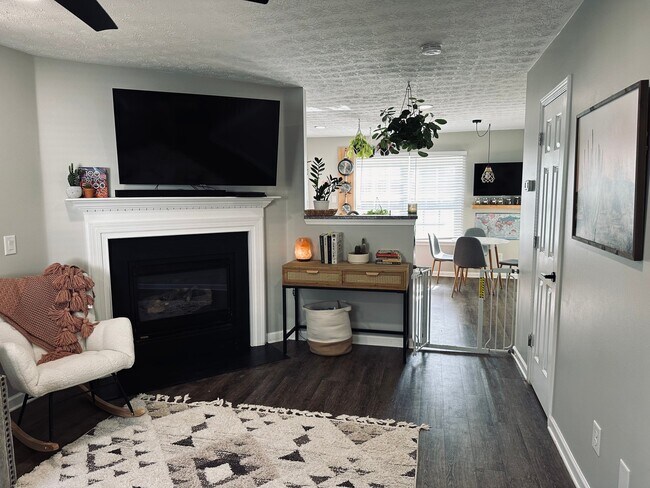 Building Photo - 208 Oak Grove Way