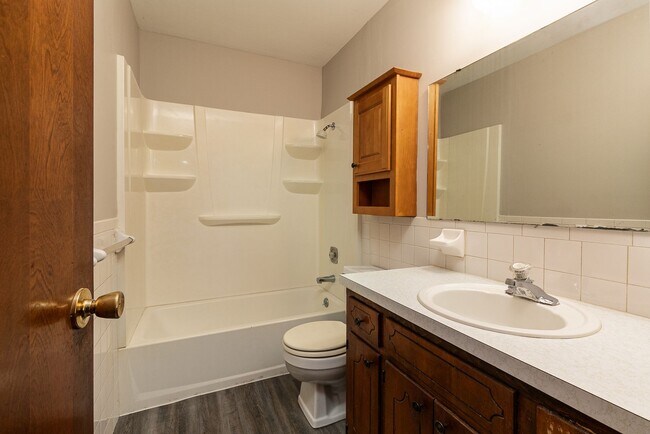 Building Photo - Updated 5 bedroom | 2 bath | 2 car garage | WALK OUT BASEMENT | Fenced backyard | Close to downto...