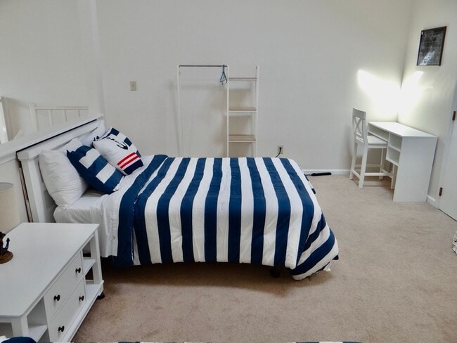 Building Photo - Beautifully Remodeled and Furnished Rental...