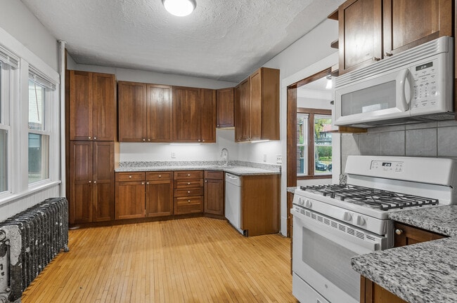 Building Photo - 616 6th Ave SE